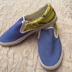 Funky blue canvas sneaker with neon yellow design. rubber sole
